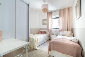 Habitación pequeña con 2 camas y espejo. en Luxury 4 Bedroom With Amazing View In Ramat Sharet Bayt Vegan en Jerusalén