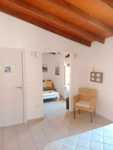 uma sala de estar com uma cama e uma cadeira em La Milotxa em Adsubia