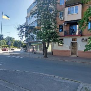 een lege straat voor een gebouw bij Loft city center in Poltava
