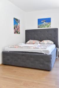 uma cama num quarto com uma cama preta em Apartment Lucky em Budva