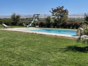 une piscine avec un toboggan et une aire de jeux dans l'établissement Petit coin de paradis, calme et confort garantie !, à Montauban