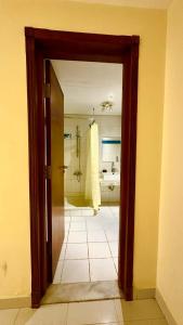 Ett badrum på Prestige Apartment Diar Al Rabwa