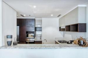 Kuchyň nebo kuchyňský kout v ubytování Majestic Stay at Dubai Creek Residences