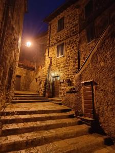 um beco à noite com uma luz de rua em B&B La Castellina em Abbadia San Salvatore