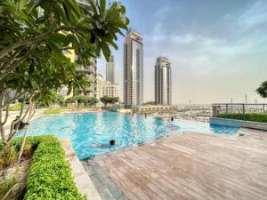 Bazén v ubytování Majestic Stay at Dubai Creek Residences nebo v jeho okolí