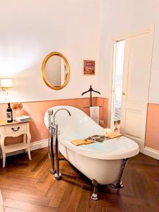 Koupelna v ubytování Macchiato Suites Boutique Guest House
