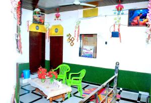 ein Zimmer mit einem Tisch und 2 Stühlen sowie einem Tisch und Stühlen in der Unterkunft Radhey Krishna home stay in Mathura