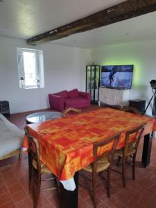Ville-Langy的住宿－La maison Tess，客厅配有桌子和沙发