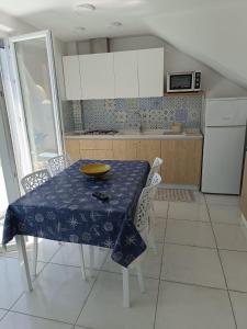 una cocina con una mesa con un tazón. en Casa Le Soleil, en Isquia