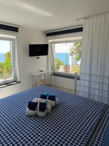 una camera con un letto con due cuscini sopra di Casa Le Soleil a Ischia