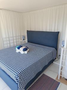 łóżko z dwoma pluszakami na górze w obiekcie Casa Le Soleil w mieście Ischia