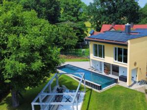 una vista aérea de una casa con piscina en Burk´s Scheune Comfortable holiday residence 