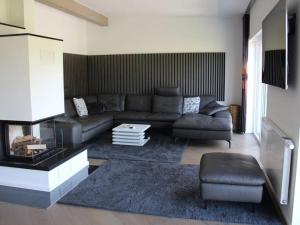 sala de estar con sofá y chimenea en Burk´s Scheune Comfortable holiday residence 