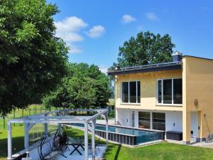 Casa con piscina y patio en Burk´s Scheune Comfortable holiday residence 