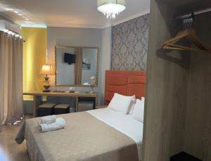 Postel nebo postele na pokoji v ubytování Hotel Royal Saranda
