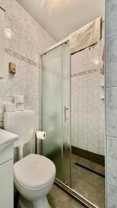 La salle de bains est pourvue d'une douche et de toilettes. dans l'établissement Arbium Classic, à Rab