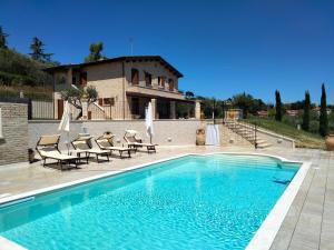 The swimming pool at or close to B&B L' Antica Fonte