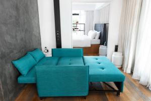 香港にあるHabyt Austin Avenueのリビングルーム(青いソファ付)、ベッドルーム1室