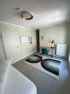 um quarto com uma secretária, uma cadeira e uma mesa em 21rooms em Ingolstadt