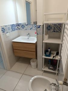 W łazience znajduje się umywalka i lustro. w obiekcie Casa Le Soleil w mieście Ischia