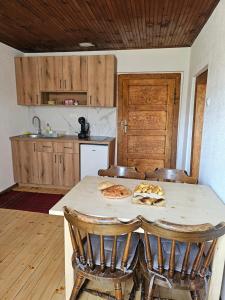 una cocina con una mesa con una pizza. en Traditional House Srna en Mojkovac