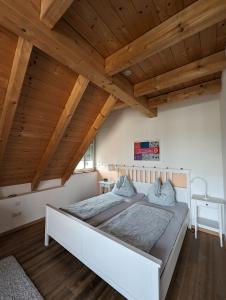 a large bed in a room with wooden ceilings at Casa De Campo Ladestation E - Auto neu renoviert in Trabelsdorf