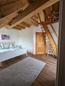 a bedroom with a bed and a wooden ceiling at Casa De Campo Ladestation E - Auto neu renoviert in Trabelsdorf