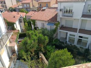 - une vue aérienne sur une ville avec des maisons dans l'établissement Élisée-Perpignan, à Perpignan