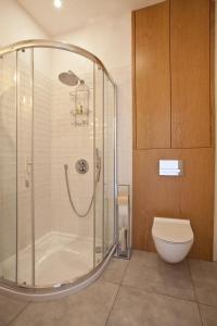 uma casa de banho com um chuveiro e um WC. em MS Apartments Top Center II em Gdynia