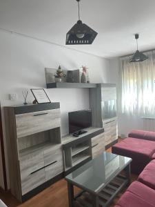 un soggiorno con divano e TV di Apartamento en Carreña de Cabrales a Carreña de Cabrales