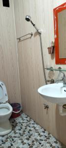a bathroom with a sink and a toilet at Nhà nghỉ Phú Lý in Mù Cang Chải