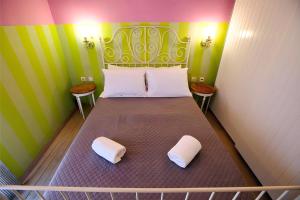 1 dormitorio con 1 cama con cabecero verde en "Wonderland" Nest Nafplio en Nauplia