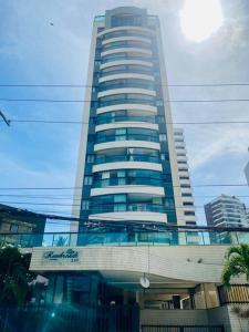 un edificio alto con el sol frente a él en Apartamento Salvador vista mar , centro de convenções, en Salvador