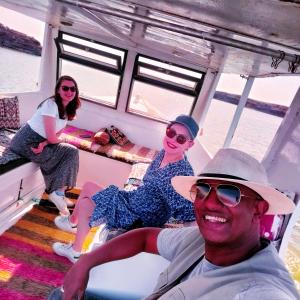 mężczyzna i dwie kobiety siedzące na łodzi w obiekcie Safari Abu Simbel w mieście Abu Simbel