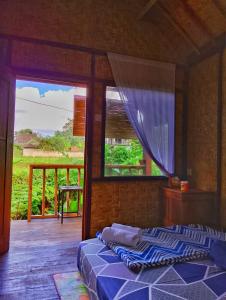 特特巴圖的住宿－Citra Homestay，一间卧室设有两张床和窗户。