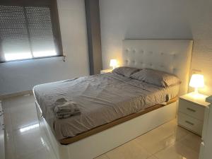 1 dormitorio con 1 cama con 2 lámparas en APARTAMENTO CERCANO AL CENTRO, en Valencia