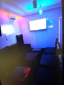 une chambre avec un écran blanc et une chambre avec des chaises dans l'établissement Koko HOMES LEKKI PHASE 1, à Lagos