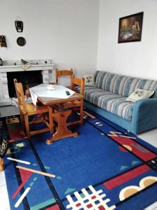 sala de estar con mesa y sofá en Lambrinis house, en Kanallákion