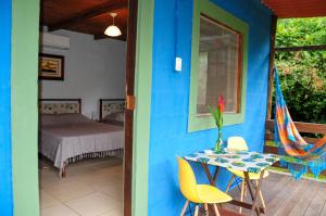 帕拉蒂的住宿－Sitio Namaste Paraty，一间带桌椅的房间和一间卧室