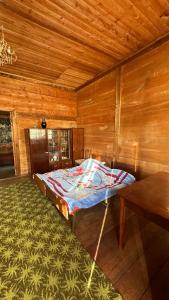 Cama en habitación con techo de madera en Wood House Gomi, en Ozurgetʼi