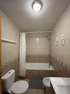 Een badkamer bij Comfy, quiet house for families