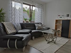 sala de estar con sofá y mesa en Ferienwohnung Erftalblick, en Hardheim