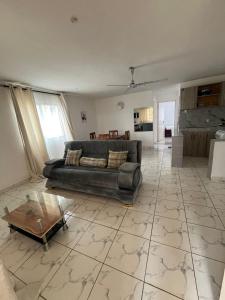 ein Wohnzimmer mit Sofa und Tisch in der Unterkunft Ariosa Apartments in Mtwapa + 6 Fotos