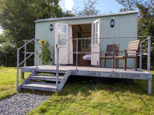 ウスターにあるThe Shepherd's Hut at Beechcroftの小さな家 椅子2脚、ポーチ