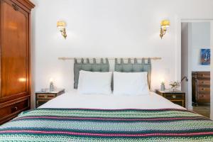 una camera da letto con un letto grande con due comodini di Chalet Futuro Terrace Sea View a Estoril