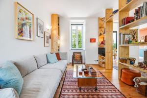 un soggiorno con un divano e un tavolo di Chalet Futuro Terrace Sea View a Estoril