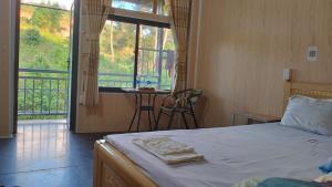 Un pat sau paturi într-o cameră la Nhà nghỉ Phú Lý