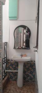 y baño con lavabo blanco y espejo. en My house en Rabat