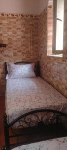 1 dormitorio con 1 cama en una habitación con ventana en My house en Rabat