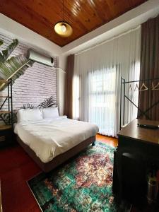 sypialnia z łóżkiem i telewizorem w obiekcie DIMORA HOTEL w Stambule